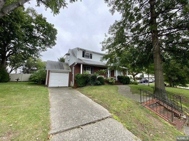 729 River Dr, Elmwood Park, NJ 07407