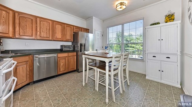 1197 Chedworth Cir, Mahwah, NJ 07430