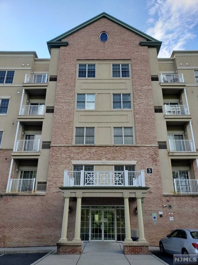 3207 Windsor Park Ct, Englewood, NJ 07631-4982