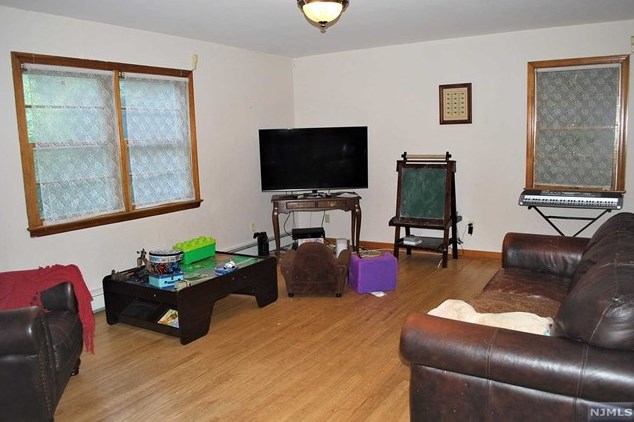 39 Raymond Ave, Rutherford, NJ 07070-1131