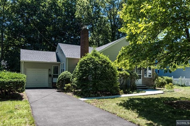 243 Lockwood Rd, Ridgewood, NJ 07450