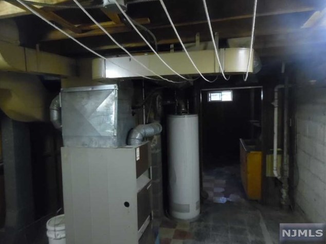 37 Henry St, Elmwood Park NJ  07407-2437 exterior