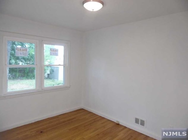 37 Henry St, Elmwood Park NJ  07407-2437 exterior