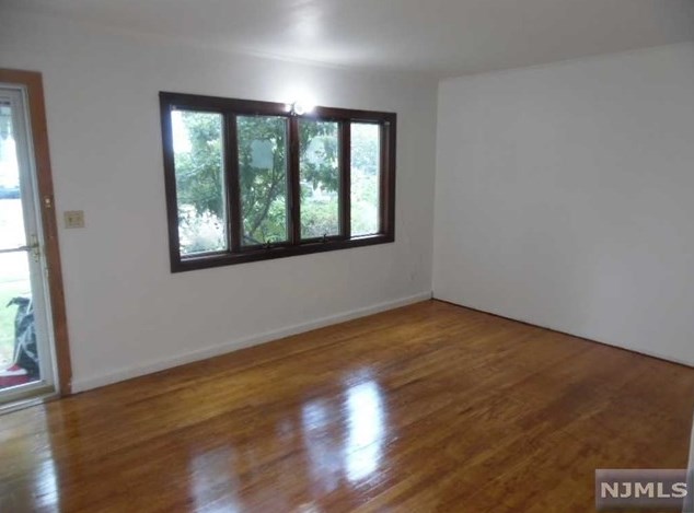 37 Henry St, Elmwood Park, NJ 07407-2437