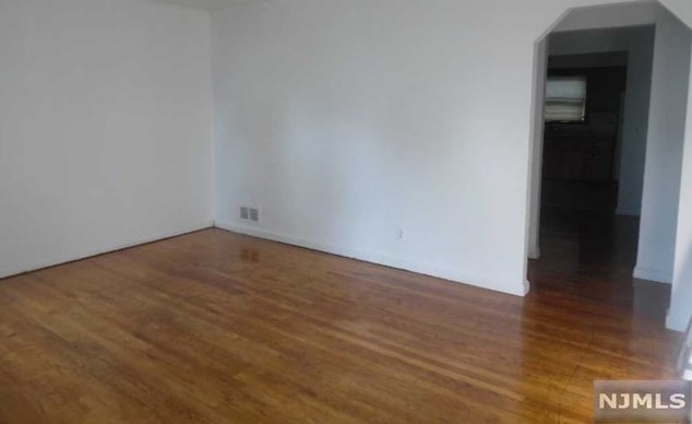 37 Henry St, Elmwood Park NJ  07407-2437 exterior