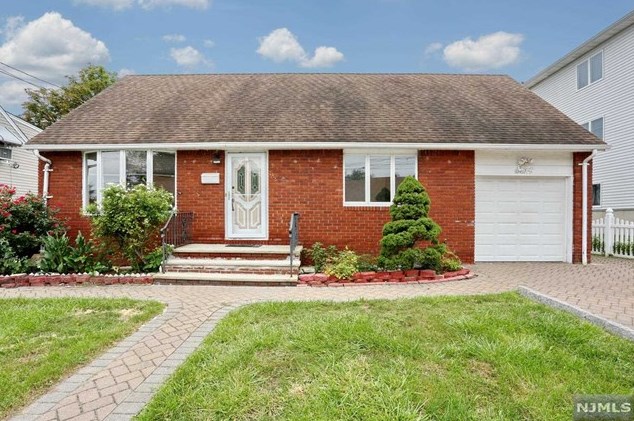 168 Lee St, Elmwood Park, NJ 07407