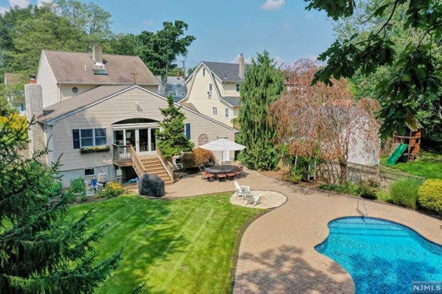 19 Smith St, Waldwick, NJ 07463-1612