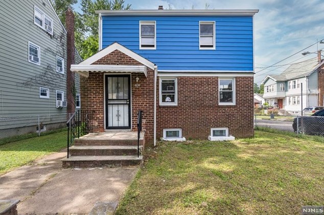 240 Hansbury Ave, Newark, NJ 07112-1405