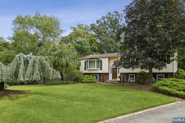 20 Scott St, Waldwick, NJ 07463