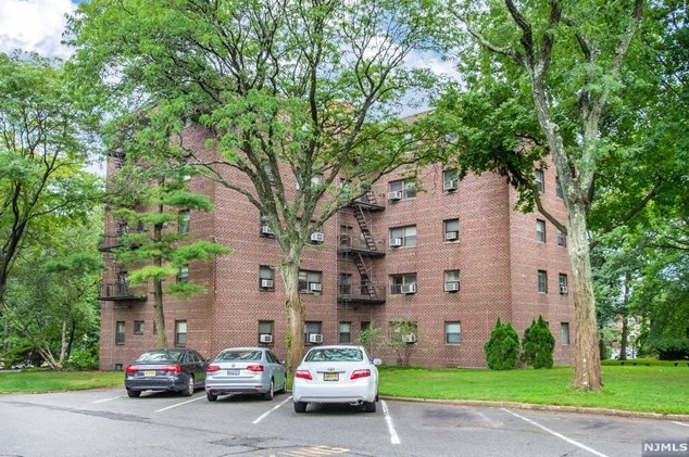 400 Park Pl, West Fort Lee NJ  07024-3703 exterior