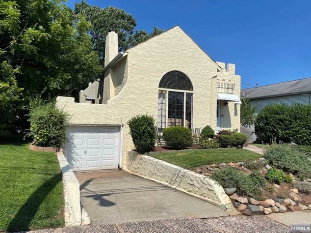 283 Pasadena Ave, Hasbrouck Heights, NJ 07604