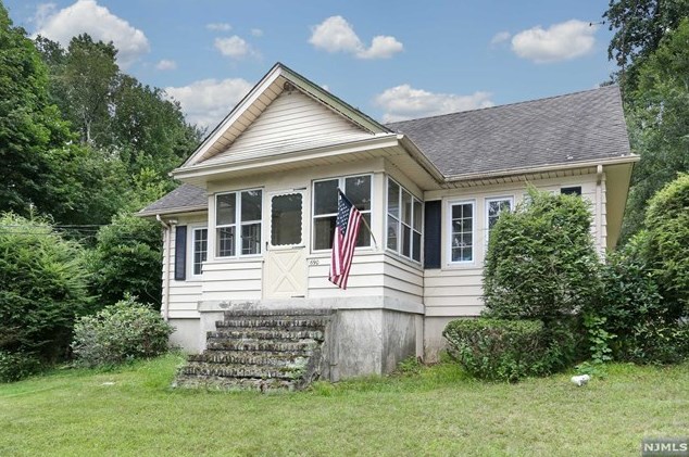 690 Franklin Ave, Franklin Lakes, NJ 07417