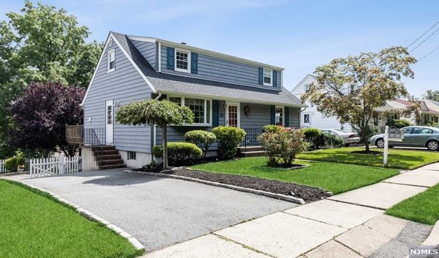 128 Burr Pl, Hasbrouck Heights, NJ 07604