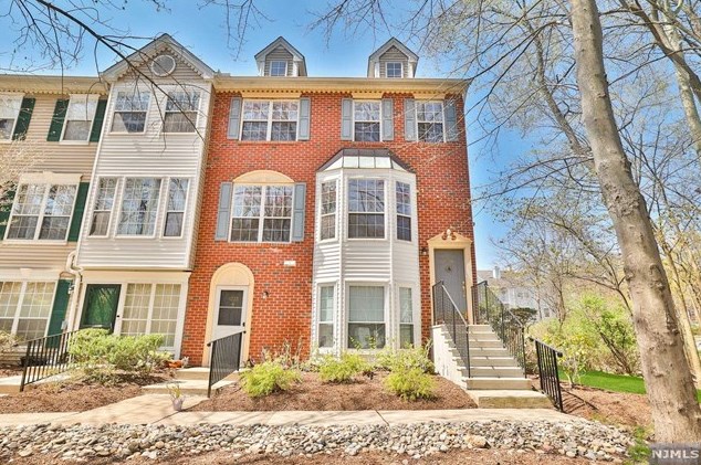 1224 Mulberry Dr, Mahwah, NJ 07430