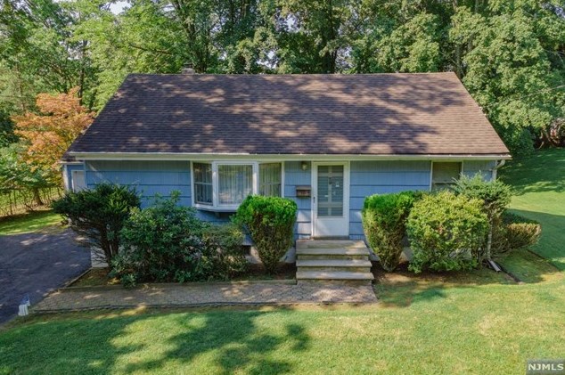 30 Seton Hall Dr, Oakland, NJ 07436