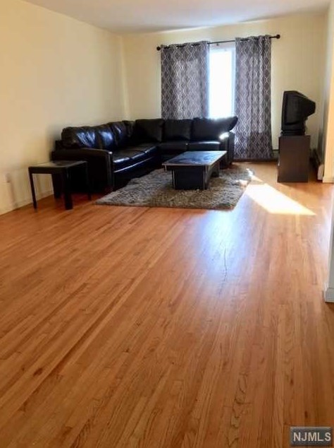 233 10th St #b, Palisades Park, NJ 07650