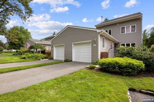 14 Litchult Ln, Mahwah, NJ 07430