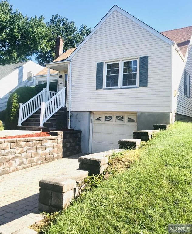121 Passaic Ave, Hasbrouck Heights, NJ 07604