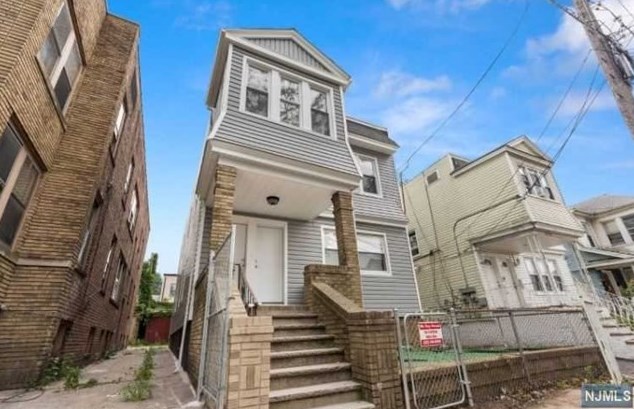 268 Leslie St, Newark, NJ 07112-1328