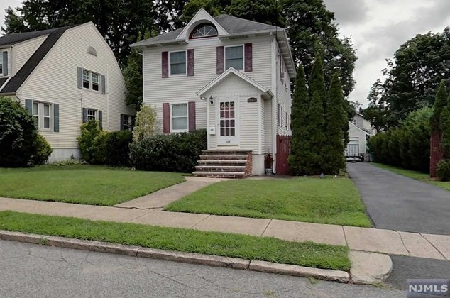 135 W Quackenbush Ave, Dumont, NJ 07628