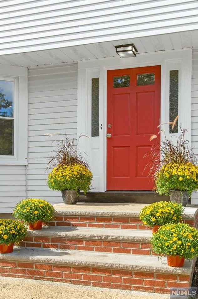 10 Brook Dr, Paramus NJ  07652-5306 exterior