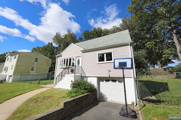 662 Iris Ct, Teaneck, NJ 07666