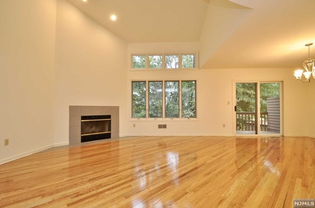 25 Lakeview Dr, Westwood NJ  07675-7072 exterior