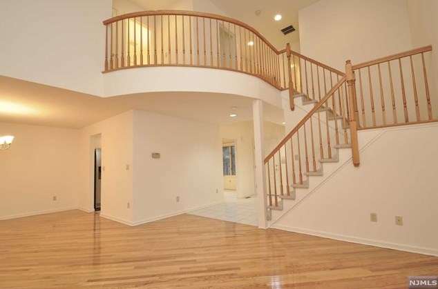 25 Lakeview Dr, Westwood, NJ 07675