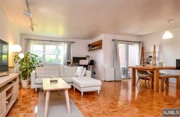 1111 River Rd, Edgewater NJ 07020-1335 exterior