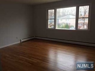117 Rochelle Pkwy, Saddle Brook, NJ 07663