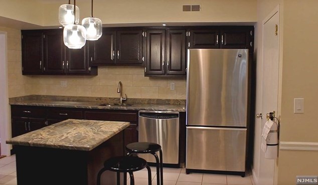 4 Sandburg Ct, Teaneck, NJ 07666