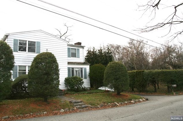 21 Bailey Ave, Oakland, NJ 07436