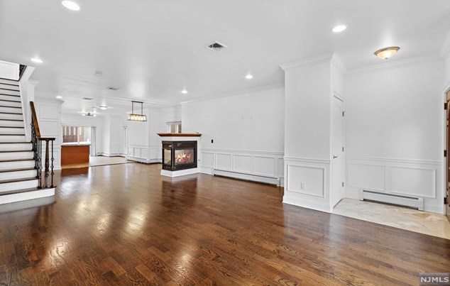 19 Cleveland Pl, Palisades Park, NJ 07650