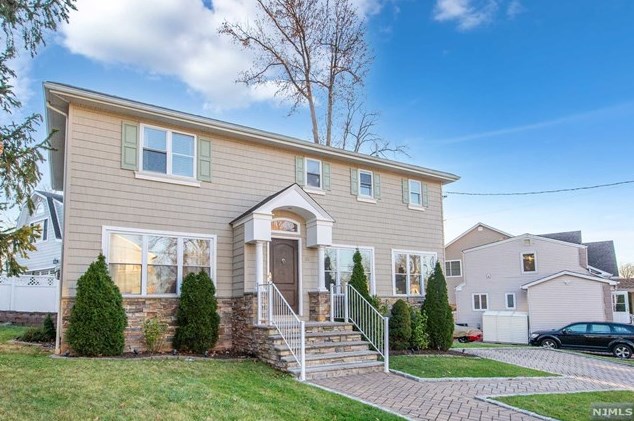 33 Spruce St, Fairview, NJ 07022