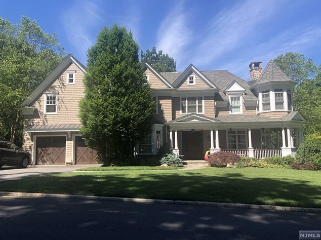 636 S Forest Dr, Teaneck, NJ 07666