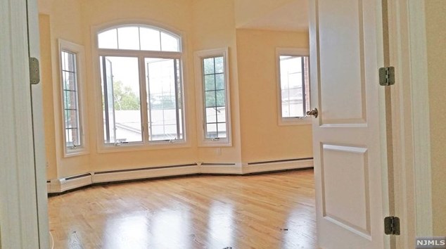 8 Ackerman Pl, Palisades Park, NJ 07650