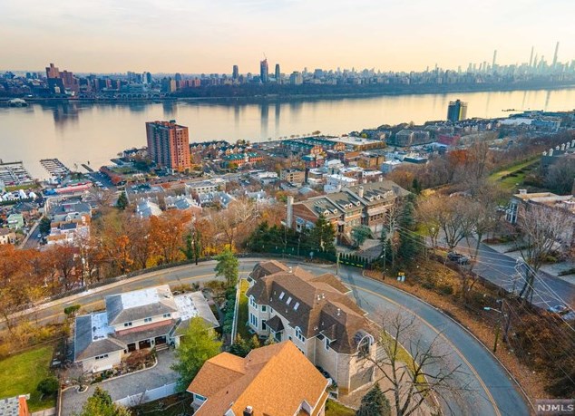 1 State Rt 5, West Fort Lee, NJ 07024-6322