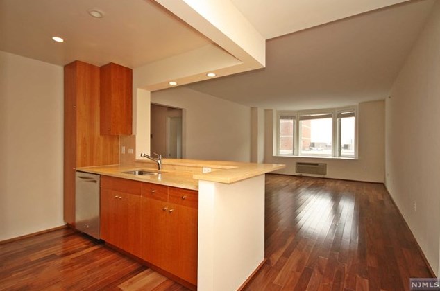 3109 City Pl, Edgewater, NJ 07020