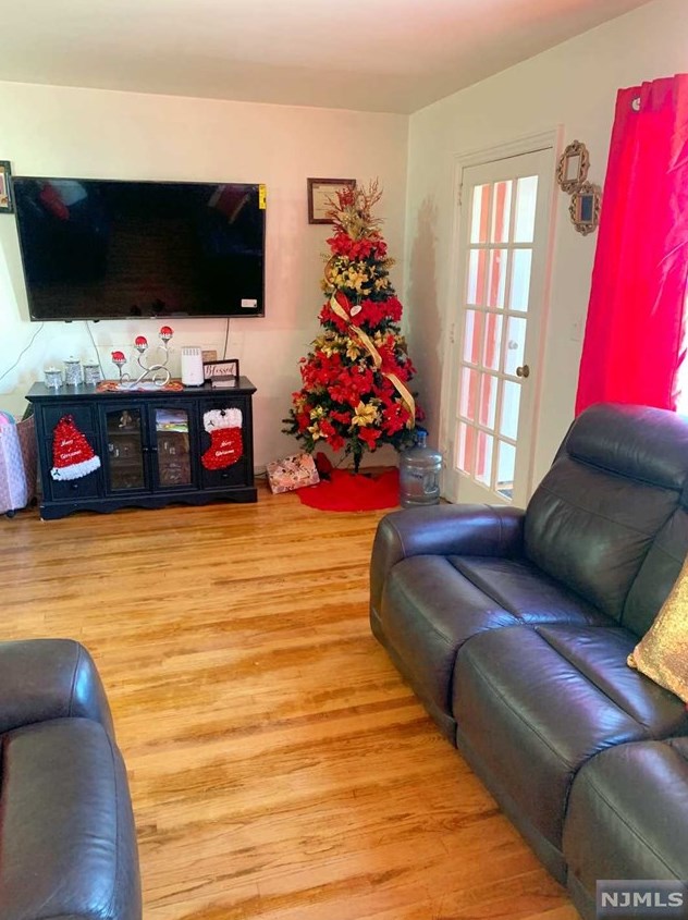 102 Grand St, Outwater, NJ 07026