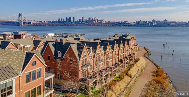 5 Moorings Ln, Edgewater, NJ 07020