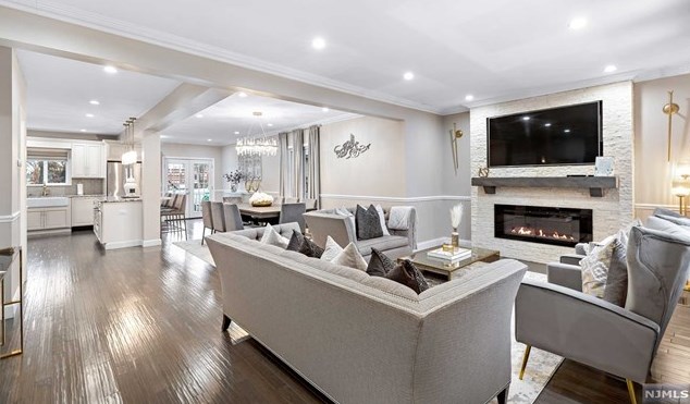 586 Monroe Pl, Ridgefield, NJ 07657