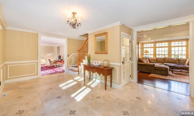 639 Pawnee Ln, Franklin Lakes, NJ 07417