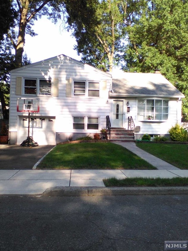 77 Woods Ave, Bergenfield, NJ 07621