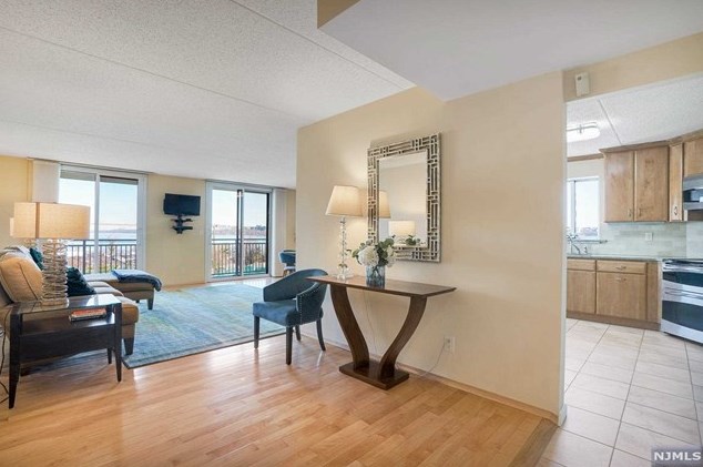 1055 River Rd #510, Edgewater, NJ 07020