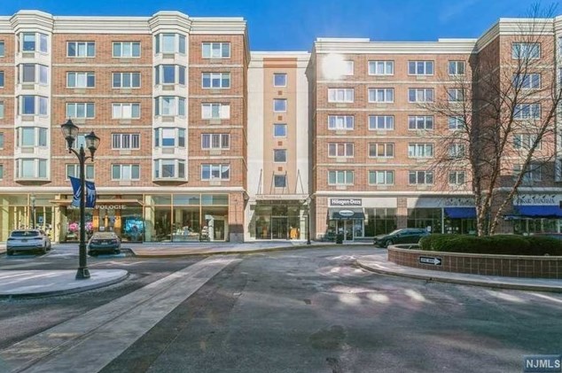 1207 City Pl, Edgewater, NJ 07020