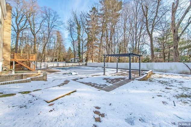 23 Daniel Ct, Westwood, NJ 07677-8346