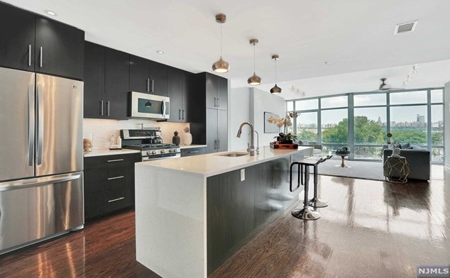 100 Thompson Ln #4d, Edgewater, NJ