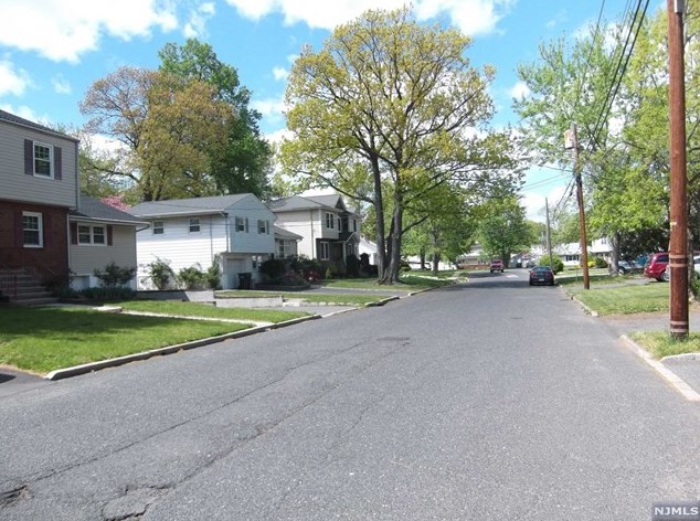 384 Greenwich St #2, Bergenfield, NJ 07621