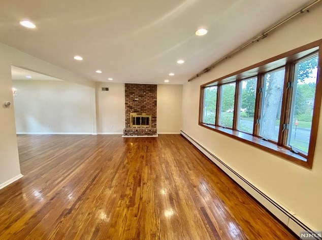 517 Fordham Pl, Paramus, NJ 07652
