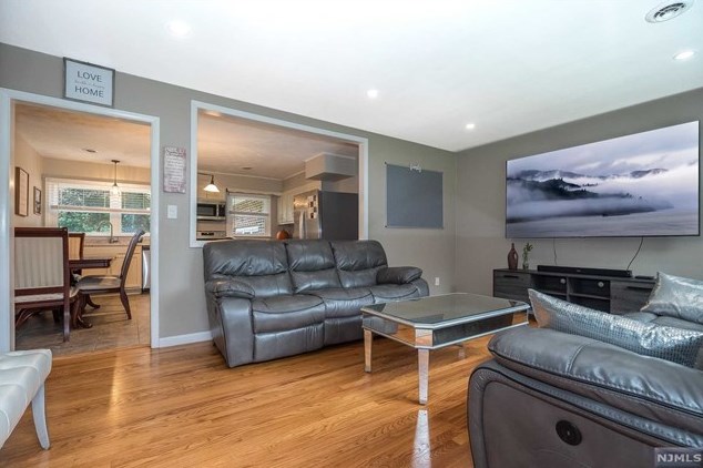 8 Parkway Dr, Hackettstown, NJ 07840